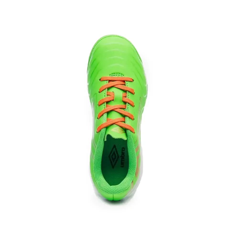 Detalhe da chuteira Umbro Pro 5 Jr verde destacando material e design